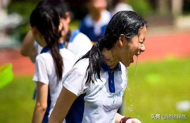 今日科普一下！背着4个月女儿上课,百科词条爱好_2024最新更新